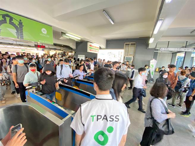 桃竹竹苗通勤定期票TPASS已於10月2日上路，據電子票證公司統計顯示，上路首周的使用人次已突破8萬人次。（陳育賢攝）