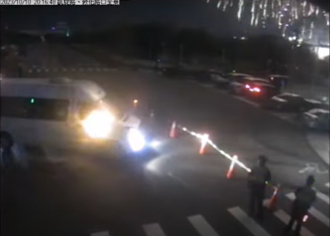 誤會大了！滅火器離正確路口「差500米」跑錯路，台中警還原現場。(翻攝畫面)