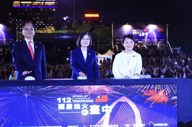 「112国庆焰火在臺中」:总统蔡英文、立法院院长兼庆筹会主任委员游锡坤、市长卢秀燕到场共襄盛举。（图/臺中市政府提供）
