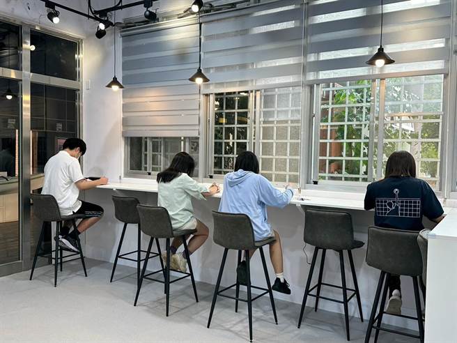 建功高中改造自主学习中心，为学生提供舒适学习环境。（王惠慧摄）