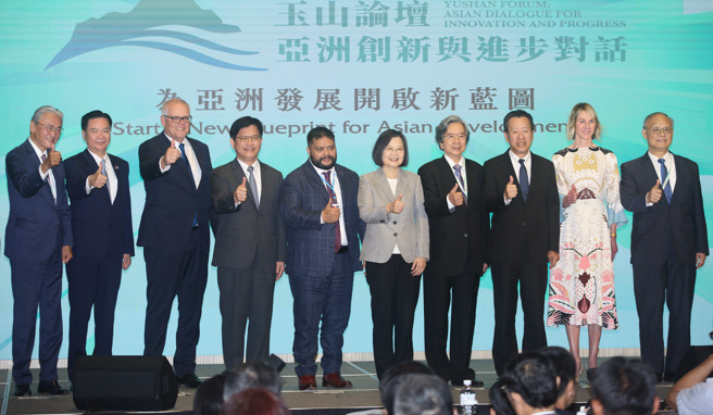 蔡英文总统（右五）11日出席「2023玉山论坛：亚洲创新与进步对话开幕式」，与日本「日华议员恳谈会」会长古屋圭司（左起）、外交部长吴钊燮、澳洲前总理莫里森（Scott Morrison）、总统府秘书长林佳龙、诺鲁总统昆洛斯（Russ Joseph Kun）、台湾亚洲交流基金会董事长萧新煌、国安会秘书长顾立雄、美国前驻联合国大使克拉芙特（Kelly Craft）与行政院政委邓振中等人合影。（张铠乙摄）