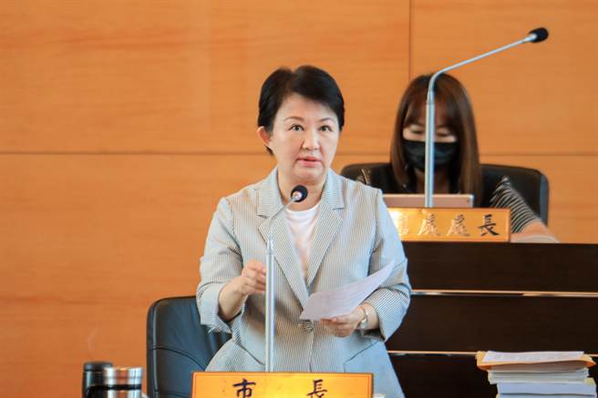 国庆焰火昨天在台中施放，提早施放、无人机展演临时喊卡等引发讨论，市长卢秀燕脸书转发的国庆焰火直播今天中午消失，市府解释是原文版权问题关闭连动，并非小编删除。（张亦惠摄）