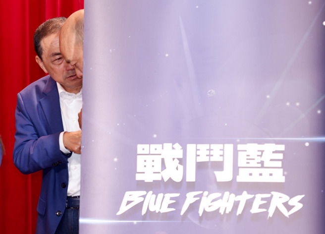 中广董事长、战斗蓝发起人赵少康11日举行「战斗蓝再动员，国民党要过半」记者会，国民党总统参选人侯友宜（左）、前高雄市长韩国瑜（右）也现身，两人在记者会上频频交换意见。（陈信翰摄）