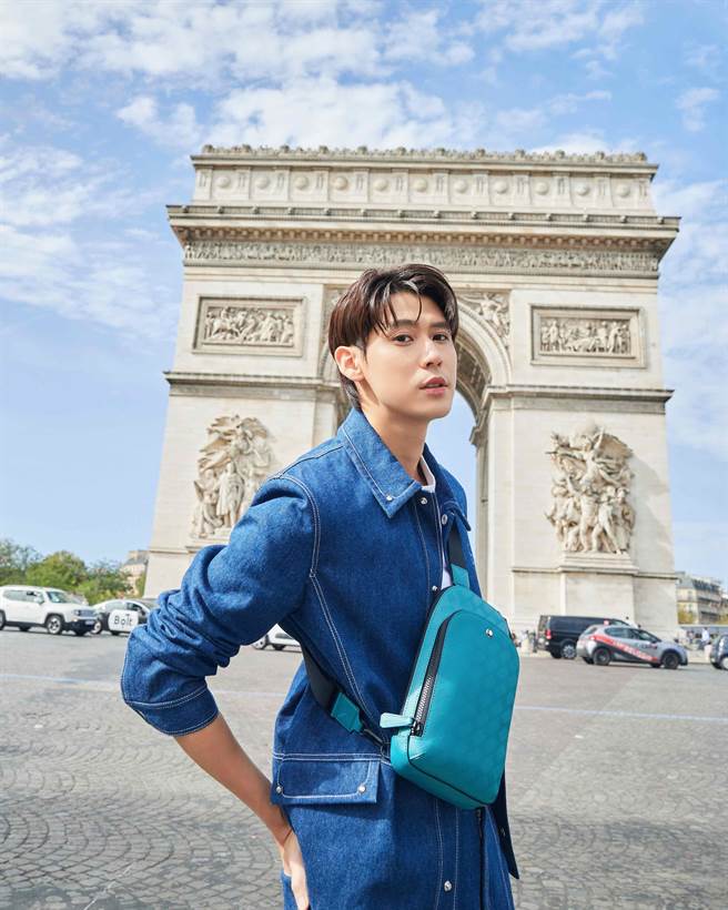 李玉玺在巴黎街头演绎万宝龙全新Extreme 3.0系列单肩包，胸前背包既时尚又防盗。（Montblanc提供