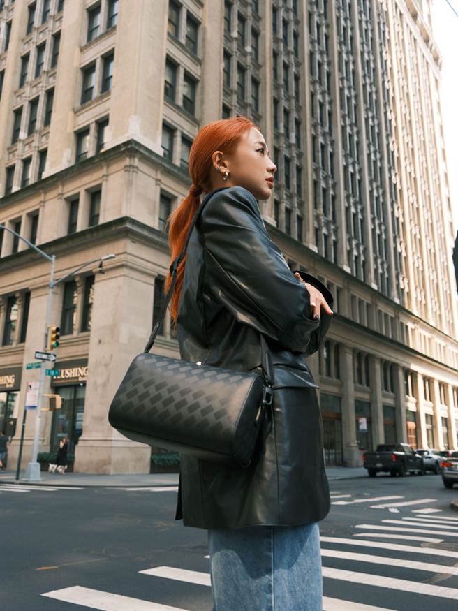 吴映洁赴纽约参加时装周，在街头拎万宝龙Extreme 3.0系列142斜背包。（Montblanc提供）