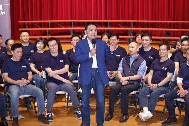 朱立伦副主席邀约碰软钉子，赵少康吁：韩国瑜列不分区带立委打仗。中广董事长、战斗蓝发起人赵少康（后排中左）11日举行「战斗蓝再动员，国民党要过半」记者会，除召集全台33位国民党立委参选人，一同发表共同政见草案，力拚达成政党轮替、国会过半的主流民意，国民党总统参选人侯友宜（前中）、前高雄市长韩国瑜（后排中右）也现身。（陈信翰摄）