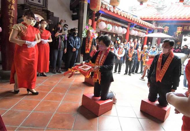 「2023年彰化县妈祖祈福文化节」今年3月彰化县长王惠美及县内共13妈祖庙主委，共同齐聚在炉主宫庙二林仁和宫前，由王惠美掷筊请示13间妈祖，择定活动办理吉日。（彰化县政府提供／吴建辉彰化传真）