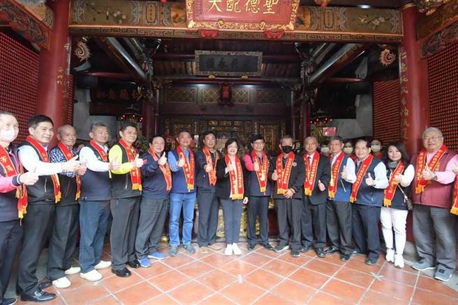 彰化年度盛事「妈祖祈福文化节」，由二林仁和宫、王功福海宫、鹿港台湾护圣宫、伸港福安宫、彰化南瑶宫、芬园宝藏寺、员林福寧宫、社头枋桥头天门宫、田中乾德宫、北斗奠安宫、埤头合兴宫、芳苑普天宫、溪湖福安宫等 13间妈祖宫庙主委，在二林仁和宫办理掷筊求好日仪式。（彰化县政府提供／吴建辉彰化传真）