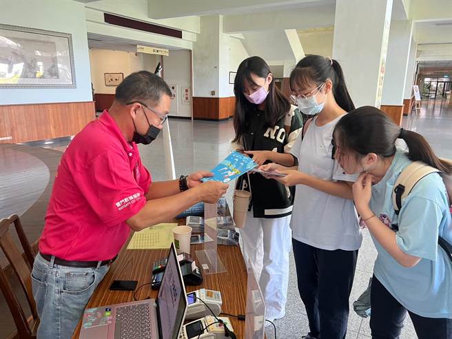 县府到校园推广通勤月票，学生询问度高，还提供现场申办月票服务。（花莲县府提供／王志伟花莲传真）