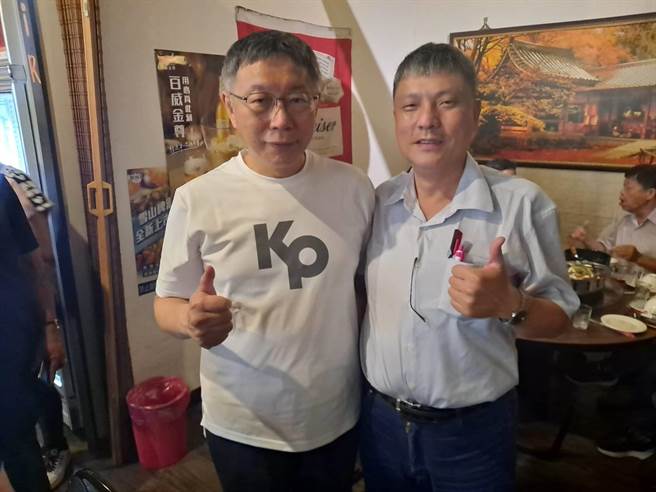 民眾黨總統參選人柯文哲與翁壽良醫師於今年6月見面合照。（李維中提供／廖素慧嘉市傳真）