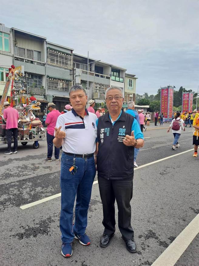 民眾黨嘉義黨部主委李維中（右）邀請到翁壽良醫師出任嘉義競總主委。（李維中提供／廖素慧嘉市傳真）