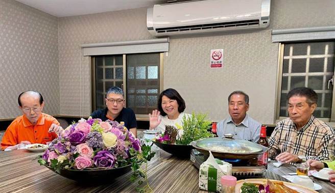 翁壽良醫師與黃敏惠市長同框。（翁壽良提供／廖素慧嘉市傳真）