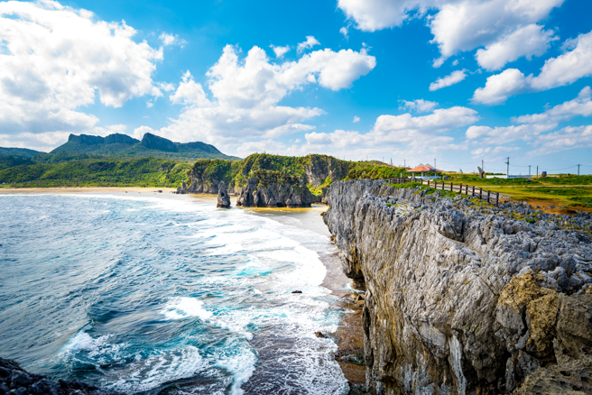 沖繩時報報導，沖繩縣與那國島消防單位昨天在當地時間下午5時15分接獲警方通報，稱有3人前往洞窟探險，但到了預定時間仍不見蹤影。(圖／Shutterstock)
