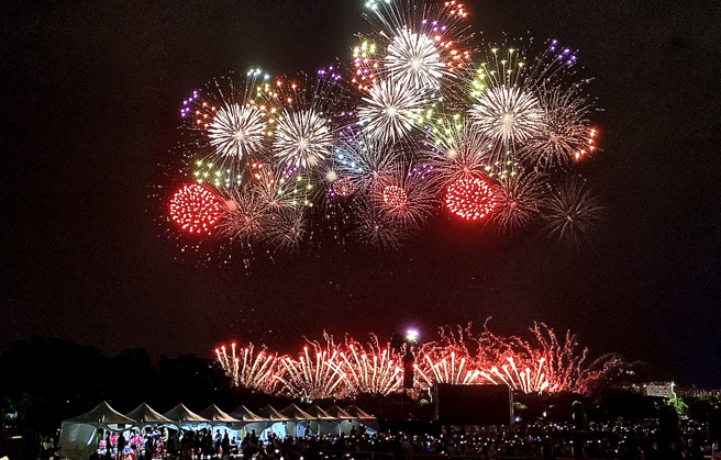 今年国庆焰火睽违9年回到台中市举办，中央公园及周边15个观赏点涌入超过35万人次，焰火原预计10日晚上8点施放，但因来宾致词简短，晚上7点40分由蔡英文总统、立法院长兼庆筹会主任委员游锡堃及台中市长卢秀燕共同按下起炮按钮，3万发焰火弹点亮台中夜空，时间长达36分钟，搭配爵士乐配乐，给全国民眾最顶级的视觉、听觉享受。（张亦惠摄）