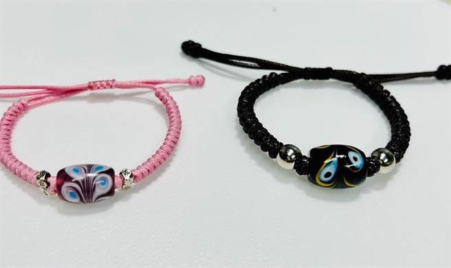 鹏管处将于11月11日举办单车联谊，并赠送每人集爱情、人缘于一身的孔雀之珠，以及象徵「好归宿」的好龟宿绿蠵龟项圈，予以祝福。（鹏管处提供／谢佳潾屏东传真）