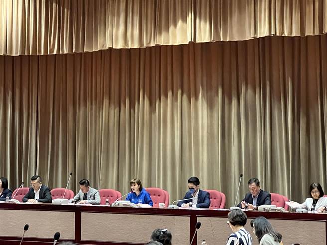 台北市议会国民党团今召开重大议案说明会，市议员吴世正痛批，前任柯市府设立遴选委员会引发不少争议，现在却拿台北市长蒋万安废除遴选制度说嘴，柯一贯只会「贬损别人，成就自己」。（蔡宗颖摄）