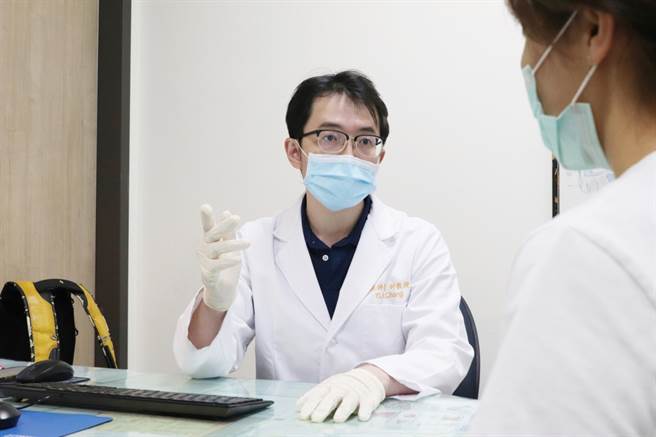 大里仁爱医院耳鼻喉科医师张耕閤（左）提醒，一般民眾如果发觉口腔有硬块，或者持续两周以上未癒合的口腔溃疡，应该立刻到门诊接受检查与评估是否需要进行切片检查和后续治疗。看诊示意图，非当事病患。（大里仁爱医院提供／潘虹恩台中传真）