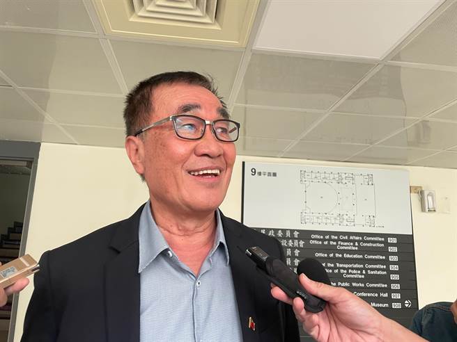 台北市副市长李四川大年初四分享王一飞送给他的书《菊残犹有傲霜枝》。（资料照片/刘彦宜摄）