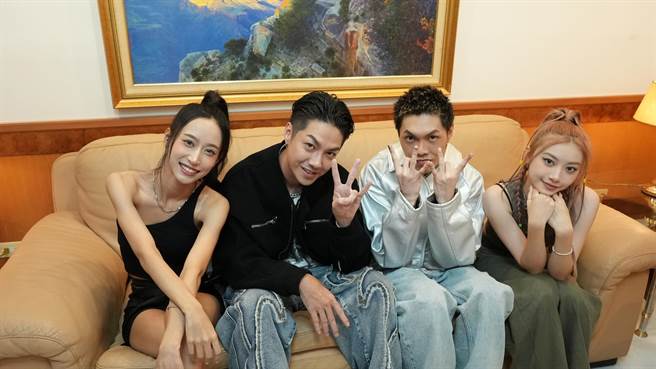 「黑曜精灵」名慧（左）与依沛（右），与陈信维（左二）及Denzel Cheng合拍MV。（星光瑞瑞提供）