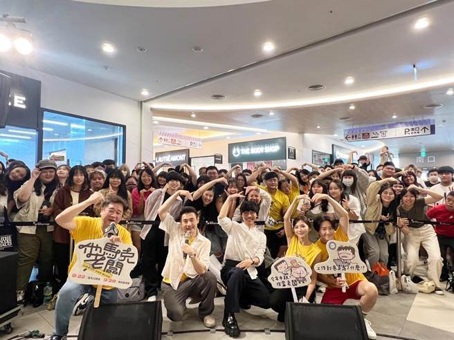 导演瞿友寧（左起）、演员包伟铭、卢广仲、蔡黄汝、旺福小民到台南宣传《他马克老板》。（氧气电影提供）