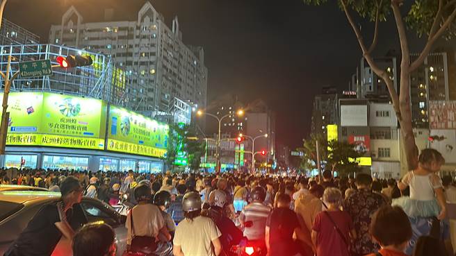 國慶焰火10日晚上在台中登場，湧入約40多萬人，散場時人潮車潮湧現。（民眾提供）