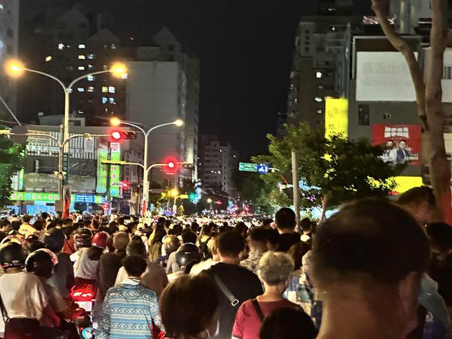 國慶焰火10日晚上在台中登場，湧入約40多萬人，散場時人潮車潮湧現。（民眾提供）