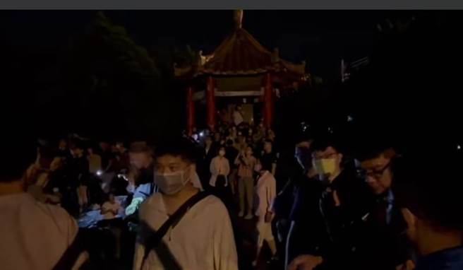 市議員陳清龍昨晚直批，丘逢甲紀念公園擠上千餘人看焰火，市府缺乏配套措施。（陳清龍提供／陳淑娥台中傳真）