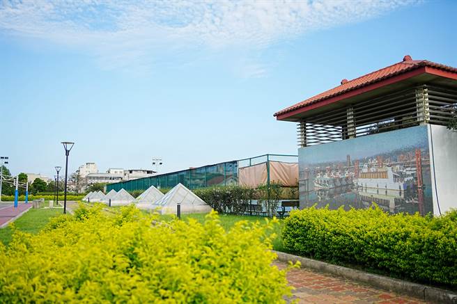 位在台北市大同区地迪化污水处理厂身为全国最大二级污水处理厂，同时顶楼还藏着一座占地约4.6公顷的运动公园，设置3面网球场、3面篮球场、1座垒球场及其他休閒设施。（黄敬文翻摄）