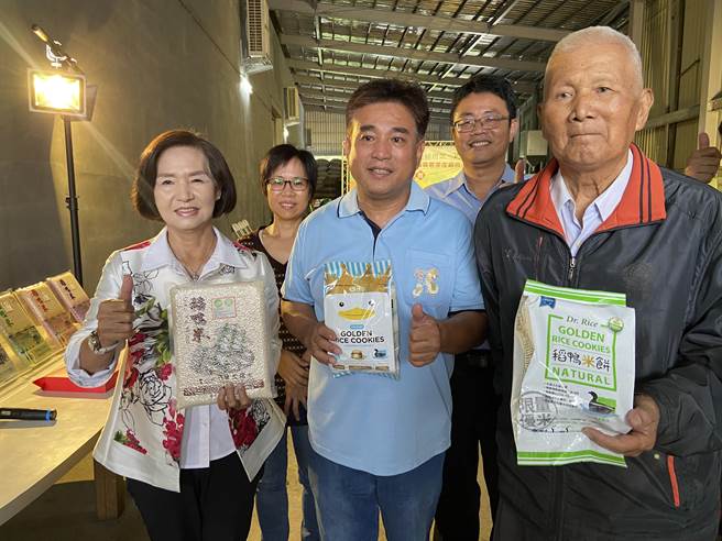 宜蘭縣長林姿妙（左）今（11日）到場頒贈賀匾並呼籲全國消費者多多採購宜蘭優質好米，共同支持辛苦的農民朋友。（吳佩蓉攝）