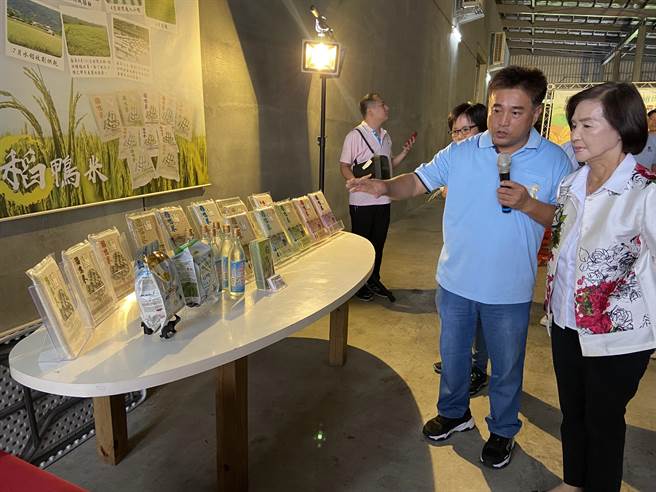 班長陳文連之子陳晉恭（左）介紹「稻鴨米」品牌，讓宜蘭縣長林姿妙（右）更認識宜蘭米。（吳佩蓉攝）
