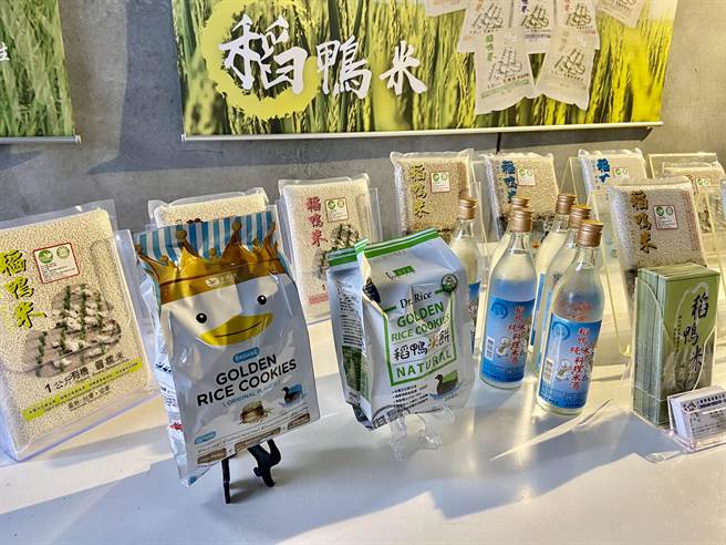 宜蘭縣三星鄉有機米產銷班第1班班長陳文連，以一支鴨箠開始，發展全國稻鴨共生的生產模式，創造知名「稻鴨米」品牌。（吳佩蓉攝）