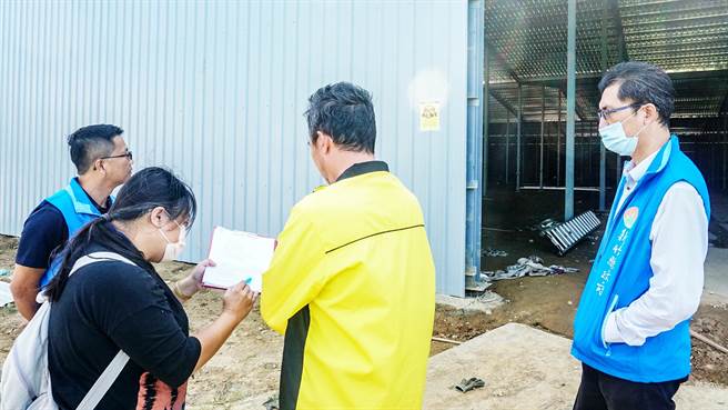 竹北市凤冈路农地违章，县府开罚依法给地主陈述意见，曾姓地主（中）坚称盖铁皮厂房是为了要放置园艺盆栽。（罗浚滨摄）
