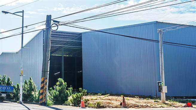 竹北市凤冈路农地违章，县府限期改正，发现竟持续施工，相关单位11日到场联合会勘。（罗浚滨摄）