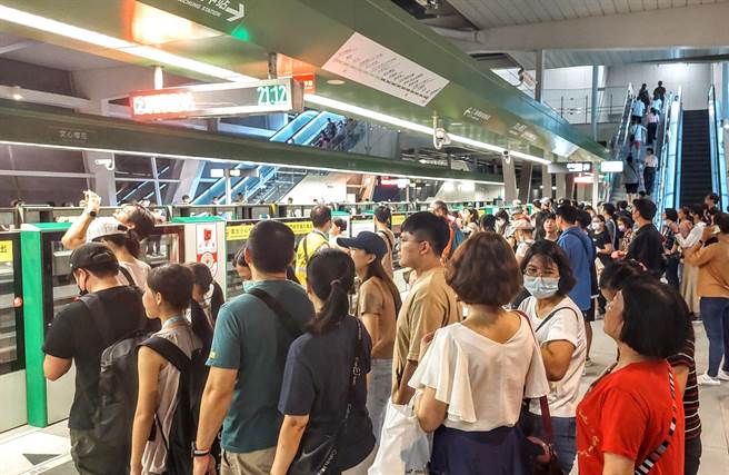 112年国庆焰火昨天在台中中央公园施放，许多民眾选择搭捷运再步行或转乘接驳车前往会场，全线运量衝高至6万1822人次，创下通车以来歷史新高。（中捷公司提供／张亦惠台中传真）