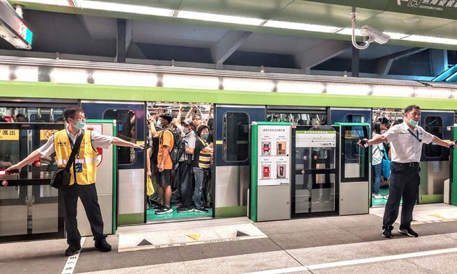 112年国庆焰火昨天在台中中央公园施放，许多民眾选择搭捷运再步行或转乘接驳车前往会场，全线运量衝高至6万1822人次，创下通车以来歷史新高。（中捷公司提供／张亦惠台中传真）