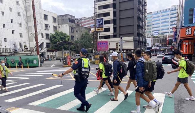 桃園分局員警於會場週邊重要路口實施交通疏導管制，維持交通順暢。（警方提供）