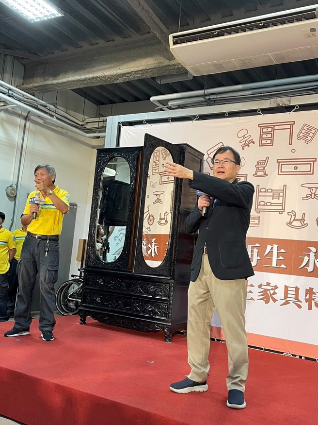 內湖及萬華再生家具展示場除了每週二至五開放民眾參觀、每周六進行拍賣外，每年更不定期辦理特賣會。臺北市環保局長吳盛忠於今年8月特賣會中親自拍賣古董家具。(圖/臺北市政府環境保護局提供)