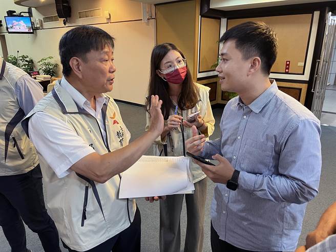 台南市議員蔡宗豪（右）指出，被「布可星球」選書小組選中的所謂「優良圖書」中，竟然有「約炮」及族群仇恨等內容，實在不該「教壞囝仔大小」。市府教育局長鄭新輝（左）回應說，經清查「布可星球」並未上架該書，今年的新書單也沒有入選該書。（洪榮志攝）