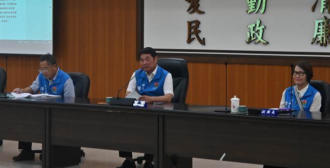 县长锺东锦（中）主持县务会议。（李京升摄）