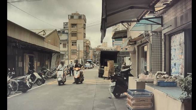 林男骑机车尾随，还用三字经辱骂对方。（翻摄画面）