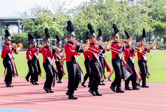 東石國中樂旗隊14日將與UCLA棕熊行進樂隊聯合演出，目前東中已加緊練習中。（嘉義縣政府提供∕呂妍庭嘉義傳真）