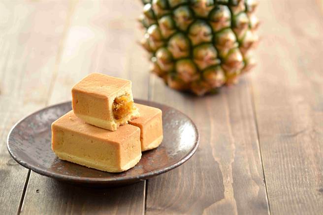 縣府特別準備「純金之味」鳳梨酥，要送給棕熊行進樂隊學生品嘗。（嘉義縣政府提供∕呂妍庭嘉義傳真）