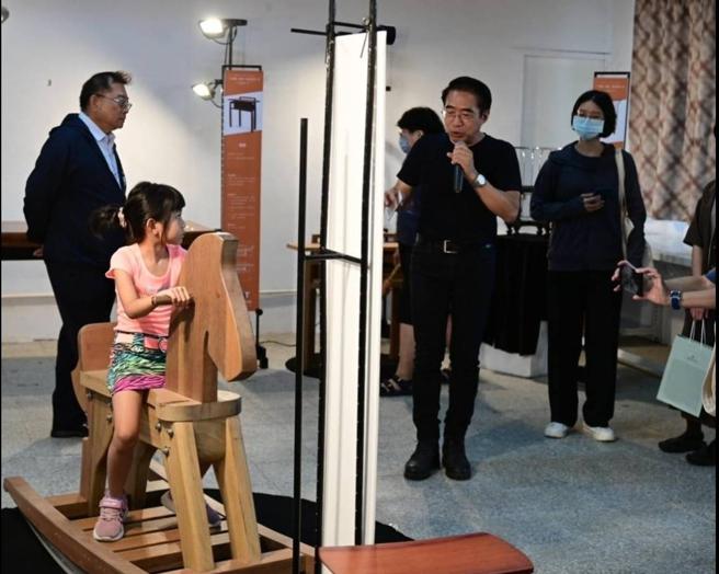 圖說：舊營舍房樑再生，成為獨特的木馬綠色家具。（圖片來源：高雄市都發局提供）