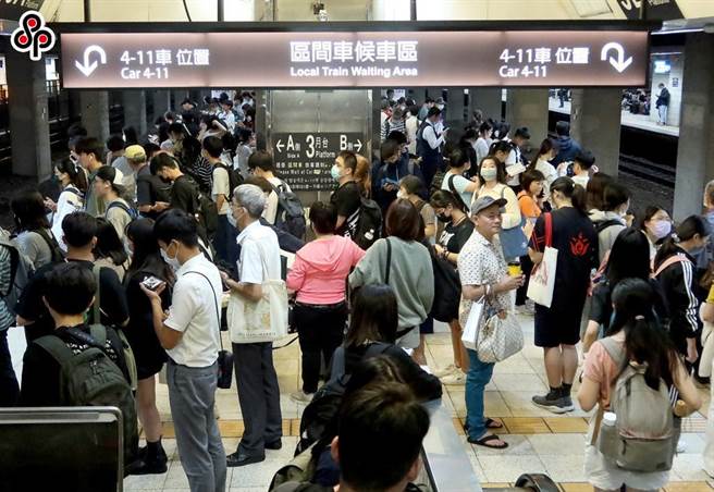 為避免中秋連假高鐵台中站被塞爆的情況重演，交通部協調台鐵在國慶連假收假日加開台中－台北直達列車。（本報資料照）