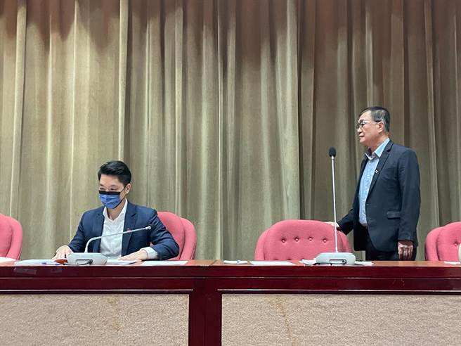 台北市议会上周开议，台北市长蒋万安（左）11日赴国民党团说明预算及重大政策。（刘彦宜摄）