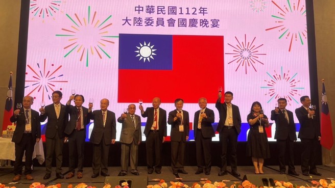 陆委会9日举办国庆晚宴，邱太三主委（右6）、詹志宏副主委（左4）、梁文杰副主委（右4） 、李丽珍副主委（右3）皆出席，但陆委会提供的照片却被发现背板的国旗是「13道光芒」的错误版本。（图/陆委会提供）