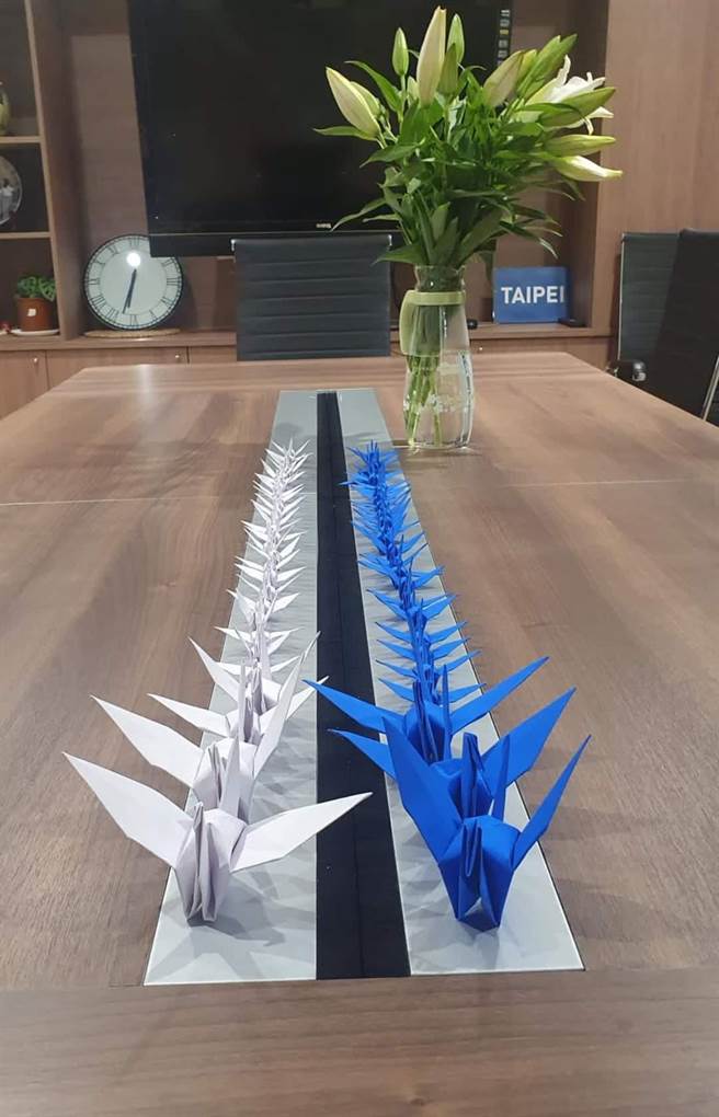 以色列驻台办事处以千纸鹤为家乡和平祈祷。（取自以办脸书）