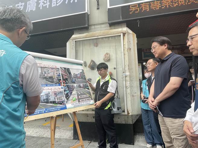 内政部长林右昌前往新北市三重区视察通学路廊、人行道改善成果。（蔡亚桦摄）