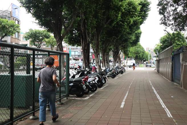 三重区修德国小与明志国中周边人行道改善工程，10月底即将开工，对于现况人行道面砖老旧破损、人行道上划设有机车格、绿化植栽树穴老旧破损等影响通行问题将进行改善。（新北市工务局提供／蔡亚桦新北传真）