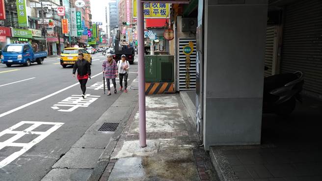 三重正义北路改善前变电箱阻碍通行，新北市养工处将变电箱迁移，提供行人更宽敞的通行空间。（新北市工务局提供／蔡亚桦新北传真）